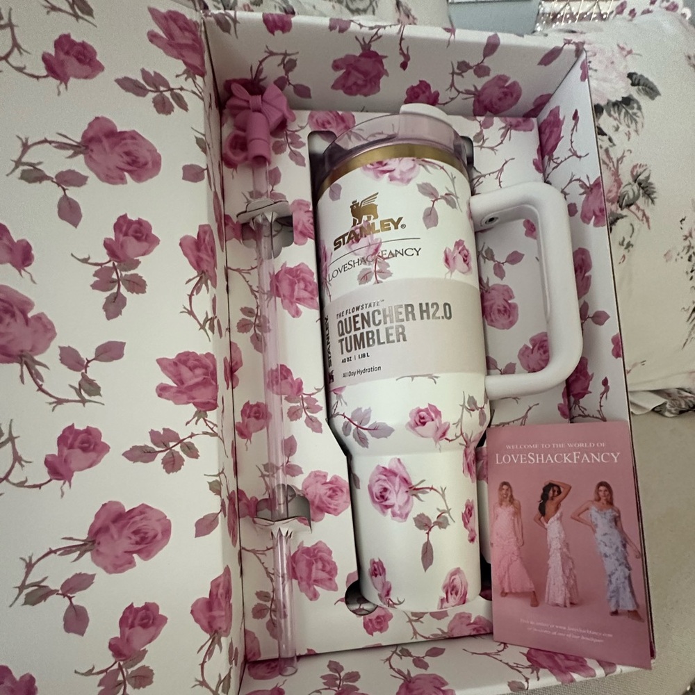 Stanley - Love Shack Fancy 40 0Z tumbler
NIB
